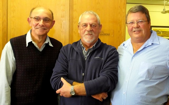 Links en regs is die onderskeie Belastingbetalers Verenigings se voorsitters, Johan Wiese (Kleinbaai) en Theuns Roodman (Franskraal) tydens hulle bedankingsredes aan Mannie van Eeden (middel) oor die verbypad tussen Kleinbaai en Franskraal 